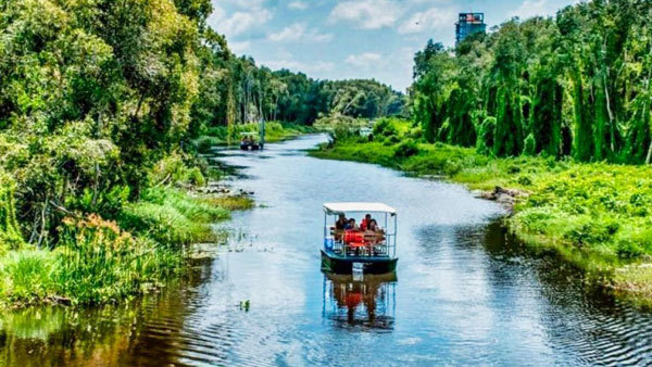 Find peace in Tan Lap floating village