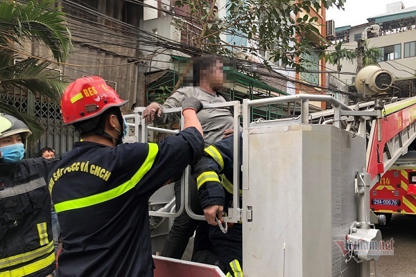 Cháy nhà trong ngõ sâu ở Hà Nội, bé gái mắc kẹt trên tầng tum