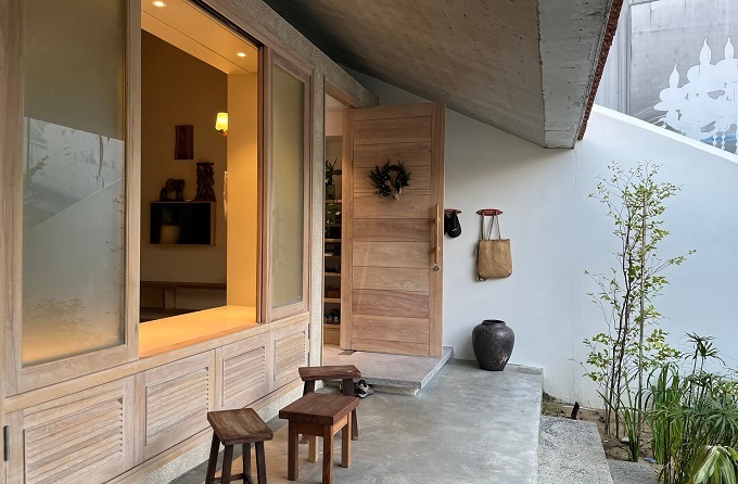 Ngôi nhà mái ngói đỏ nước mưa xả tràn xuống hồ cá, điều hòa cho ngày nóng