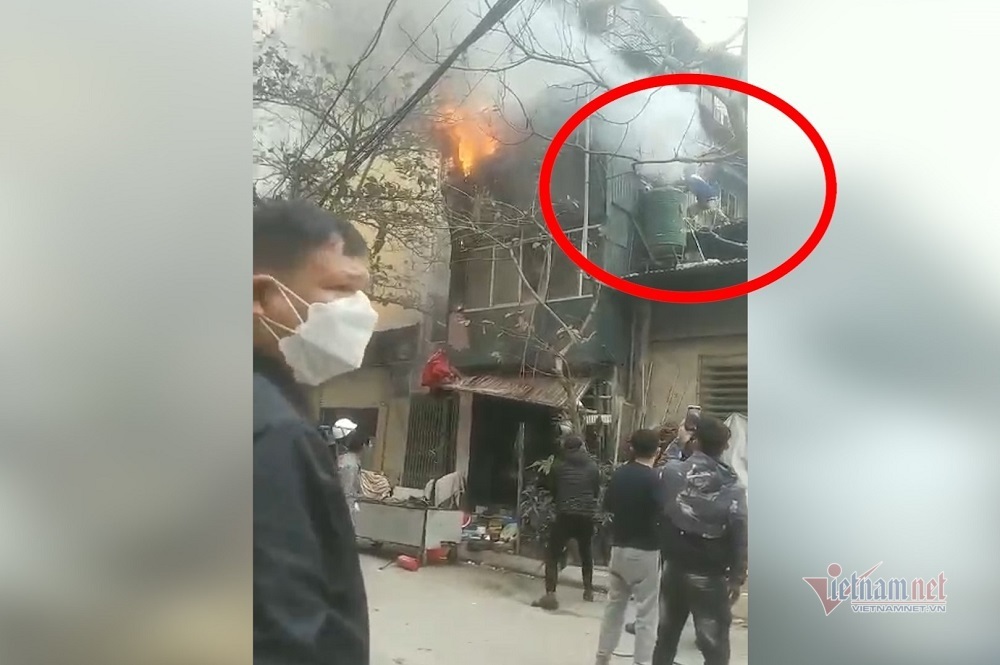 Người đàn ông lao vào ngôi nhà đang cháy <a href='https://www.giaicuu.com' target='_blank'>giải cứu</a> bé gái mắc kẹt