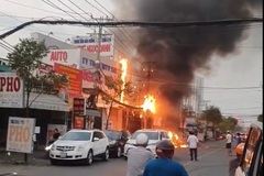 Cháy dữ dội trạm điện lan sang showroom ô tô toàn xe sang ở TP.HCM