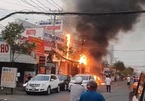 Cháy dữ dội trạm điện lan sang showroom ô tô toàn xe sang ở TP.HCM