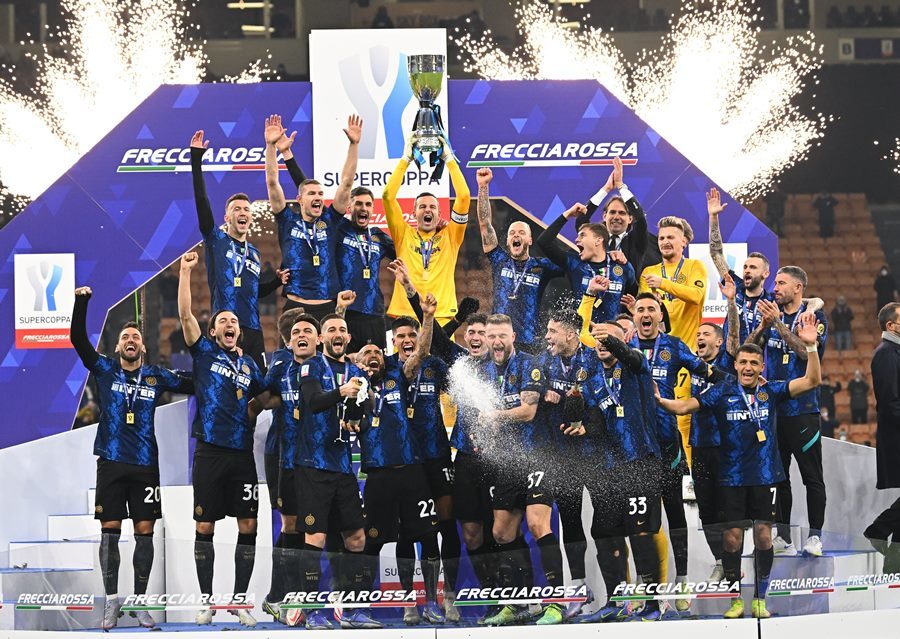 Cựu sao MU hóa người hùng phút 121, Inter đoạt Siêu cúp Italy