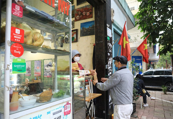 Dining venues struggle as risk level fluctuates in Hanoi