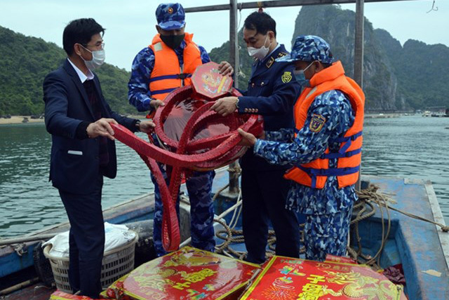 Nhóm người đưa 3 tạ pháo vượt biển chờ bán Tết Nguyên đán