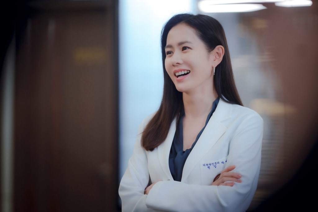 Son Ye Jin vào vai nữ bác sĩ xinh đẹp trong phim mới