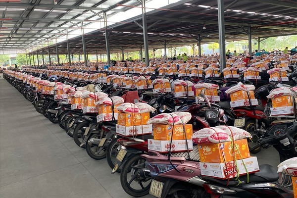 Ngàn công nhân bất ngờ với quà Tết buộc sẵn yên xe ở Thái Bình