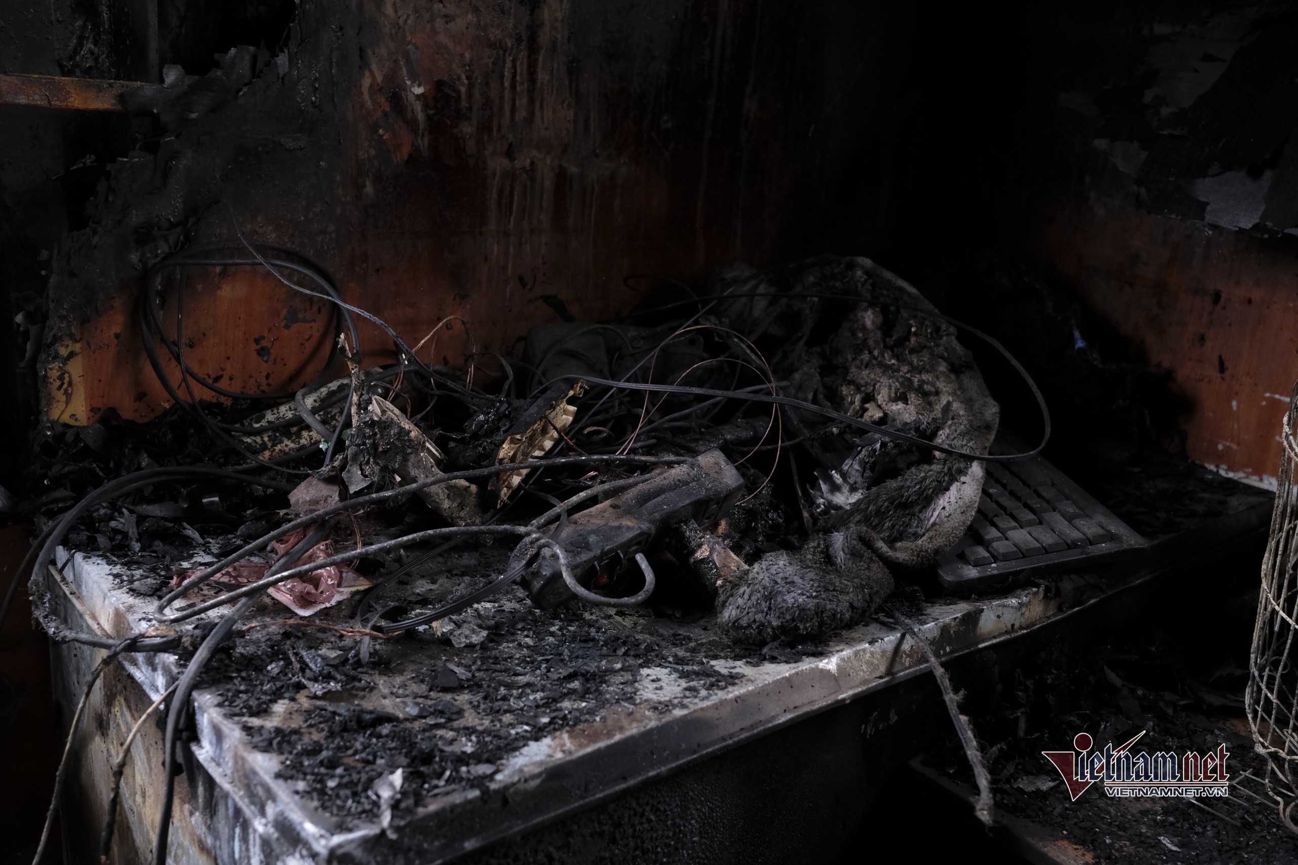 Ngổn ngang đống tro tàn trong ngôi nhà bị cháy khiến bé gái mắc kẹt