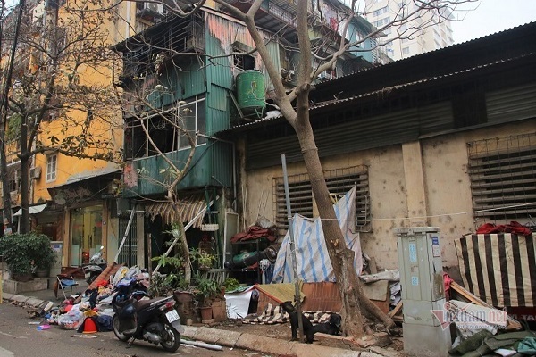 Ngổn ngang đống tro tàn trong ngôi nhà bị cháy khiến bé gái mắc kẹt