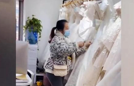Người phụ nữ xông vào cửa hàng cắt nát 32 chiếc váy cưới