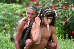 Câu chuyện ẩn sau bức ảnh 'gây sốt' về thổ dân Amazon đi tiêm phòng Covid-19