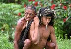 Câu chuyện ẩn sau bức ảnh 'gây sốt' về thổ dân Amazon đi tiêm phòng Covid-19
