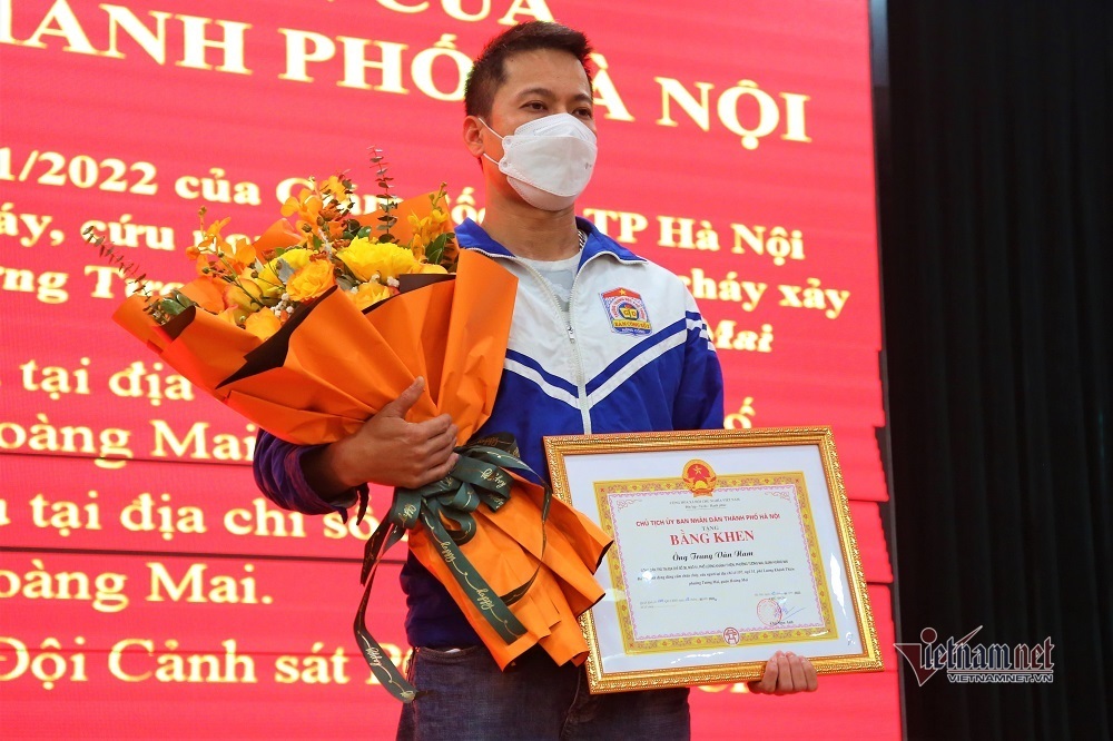 Thủ tướng tặng bằng khen người cứu cháu bé trong đám cháy ở Hà Nội