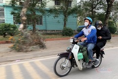'Người hùng' Trung Văn Nam mặc áo đồng phục, lái xe cà tàng đi nhận bằng khen