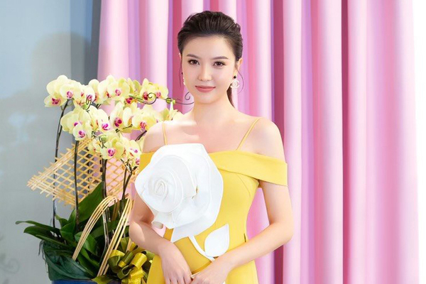 'Nữ hoàng sắc đẹp' Ngọc Duyên kín đáo nhưng vẫn quyến rũ