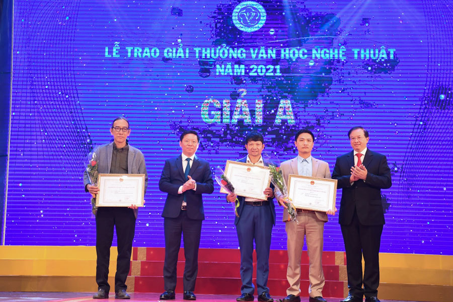 'Nghiệp chướng' của Lưu Vĩ Lân giành giải thưởng văn học nghệ thuật