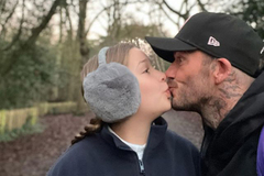 David Beckham bị ‘ném đá’ khi đăng ảnh hôn môi con gái 10 tuổi