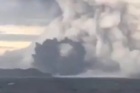 Núi lửa phun trào gây sóng thần, người dân Tonga bỏ chạy tán loạn