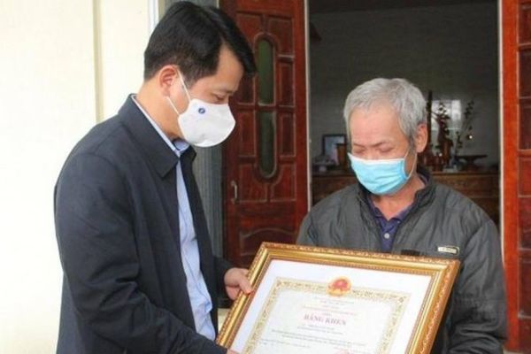 Thanh Hóa tặng bằng khen cho 'người hùng' cứu bé gái trong đám cháy