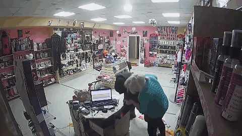 Nữ nhân viên cửa hàng dũng cảm chống lại tên cướp