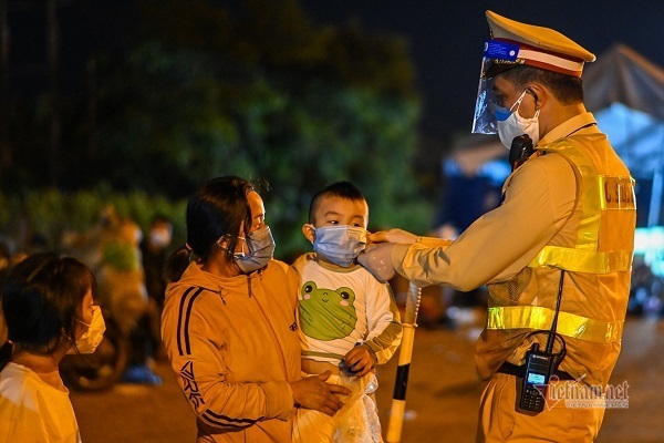 Những ngày khó quên trong đại dịch Covid-19, 'lý và tình' với dòng người về quê