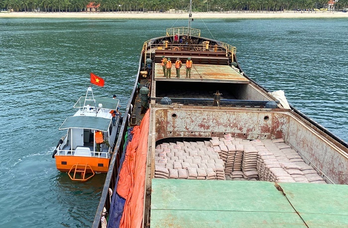 Tàu thủng đáy chở hơn 2.329 tấn xi măng, nguy cơ bị chìm ở Cù Lao Chàm