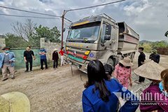 Bãi thải lạ mọc sát nhà, dân làng ở Hà Nội kêu cứu vì bị mùi hôi "tra tấn"