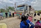 Bãi thải lạ mọc sát nhà, dân làng ở Hà Nội kêu cứu vì bị mùi hôi "tra tấn"