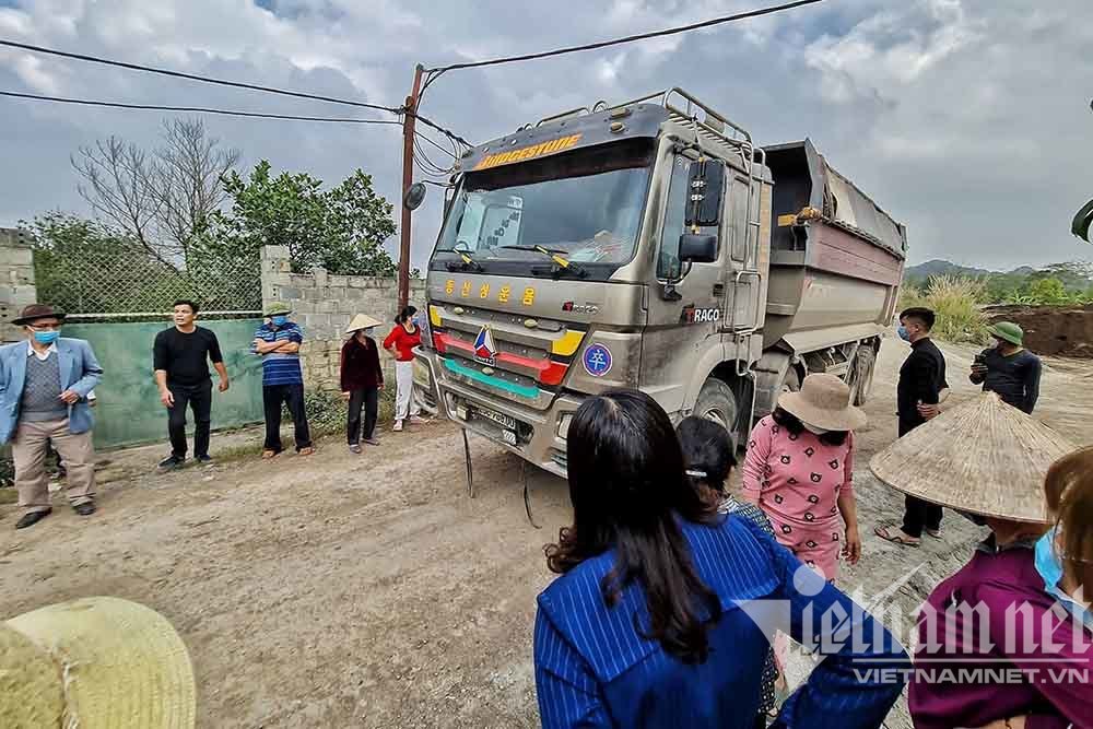 Bãi thải lạ mọc sát nhà, dân làng ở Hà Nội kêu cứu vì bị mùi hôi 