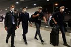 Djokovic buồn bã lên máy bay rời Australia