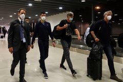 Djokovic buồn bã lên máy bay rời Australia