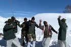 Xem màn nhảy múa trong băng tuyết gây sốt của binh sĩ Ấn Độ