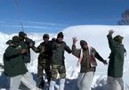 Xem màn nhảy múa trong băng tuyết gây sốt của binh sĩ Ấn Độ