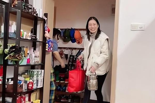 Vợ mới đi 30km, mang cháo cho vợ cũ của chồng