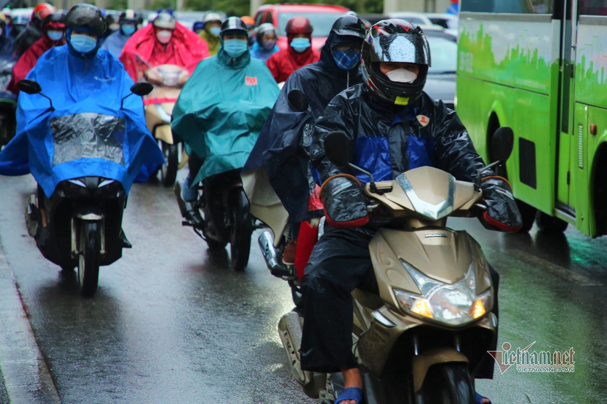 Hà Nội mưa rét run, ô tô xe máy ken cứng đường, tràn lên vỉa hè