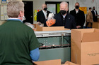 Video vợ chồng ông Biden trực tiếp đóng gói thực phẩm tặng người nghèo