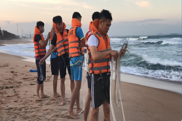 Tìm thấy thi thể nam sinh bị sóng cuốn khi tắm biển ở Phú Yên
