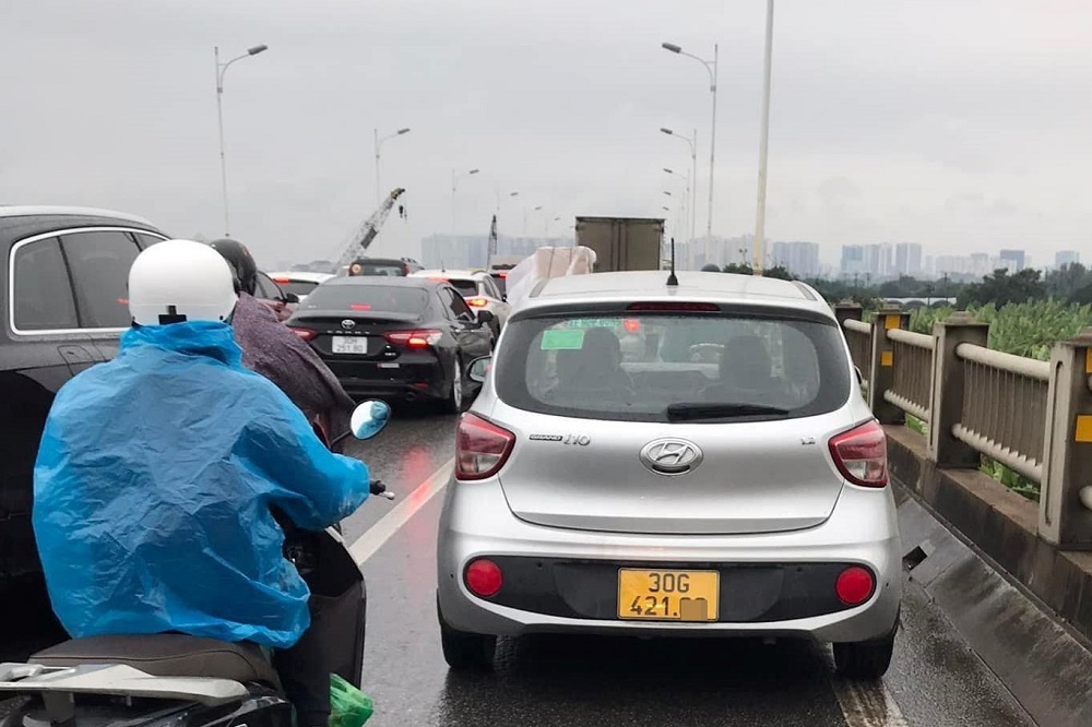 Công an truy tìm hàng loạt ô tô 'chen' xe máy trên cầu Vĩnh Tuy trong mưa rét