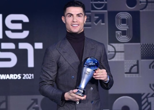 Ronaldo nhắn MU sau khi đoạt giải Đặc biệt của The Best FIFA 2021