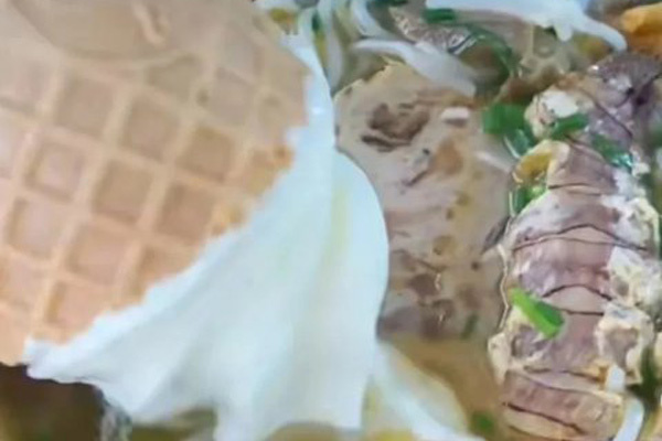 Trào lưu ăn kem trộn mì, bún của giới trẻ Việt