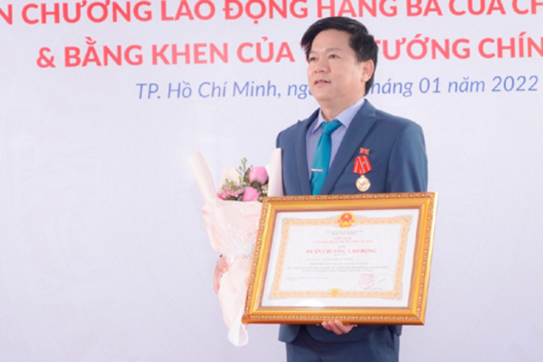 Bác sĩ Nguyễn Phan Tú Dung nhận Huân chương Lao động hạng Ba
