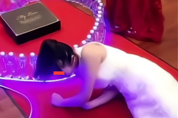 Chú rể đẩy bạn gái cũ ngã trong hôn lễ, biết nguyên nhân 'không ai dám trách'