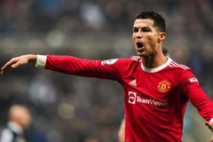 Ronaldo bị cắt giảm 25% lương nếu MU trượt top 4 Premier League