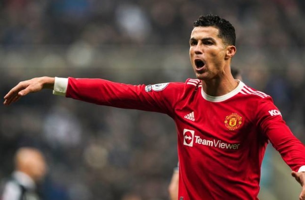 Ronaldo hãy thôi khó chịu MU, lắng nghe Rangnick và chân thành