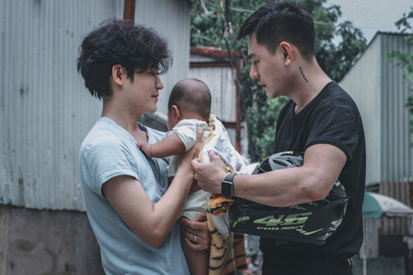 Đứa trẻ mất mẹ vì Covid và chuyện tình ngang trái của 2 chàng trai TP.HCM