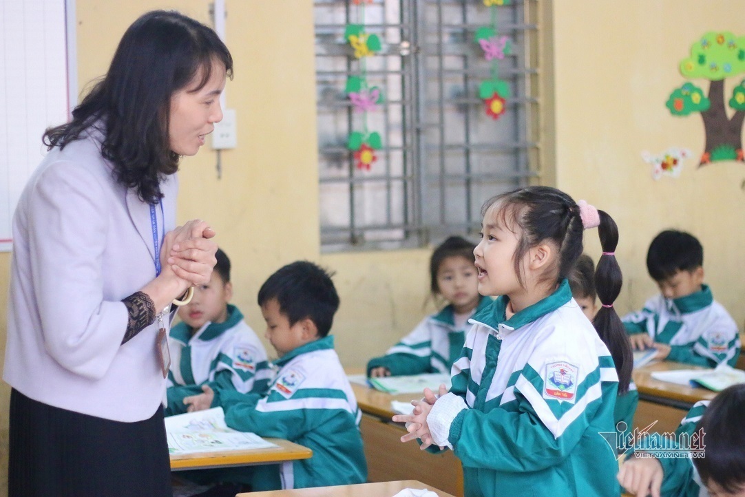 Teachers paint murals, sell sweets to get money for Tet holiday