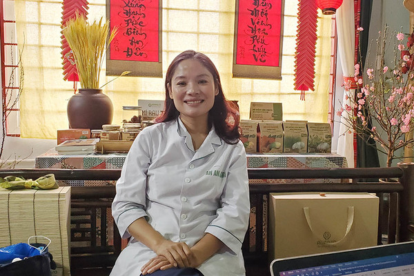 Người phụ nữ xứ Nghệ trồng lúa mạch trên đồng đất nắng gió miền Trung