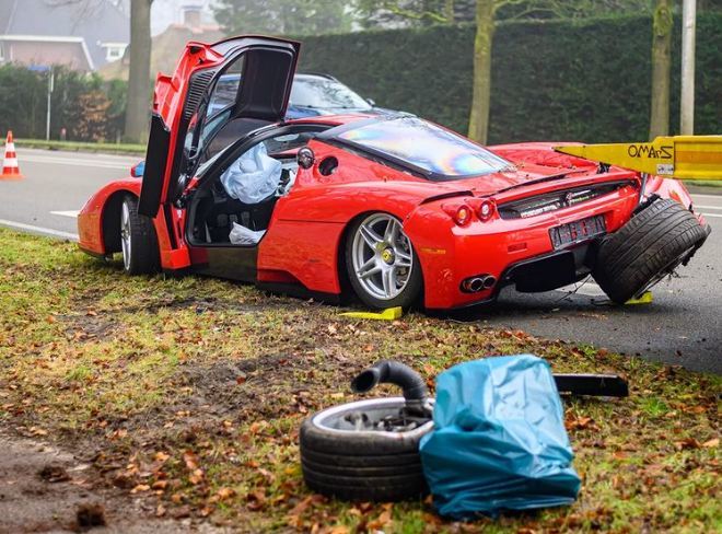 Siêu xe Ferrari Enzo 3,5 triệu USD vỡ toác sau va chạm khi lái thử