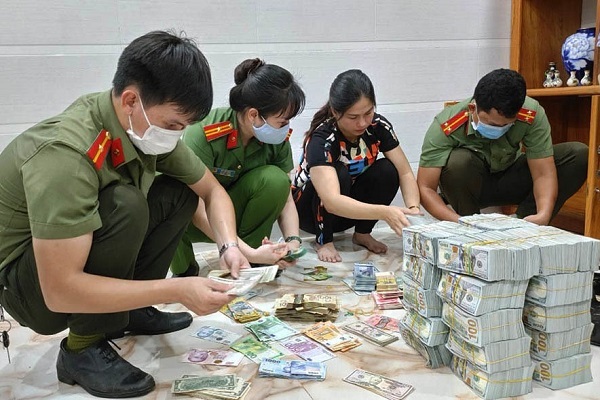 Những đường dây buôn vàng, tiền USD và hàng nóng bị chặn đứng dịp sát Tết