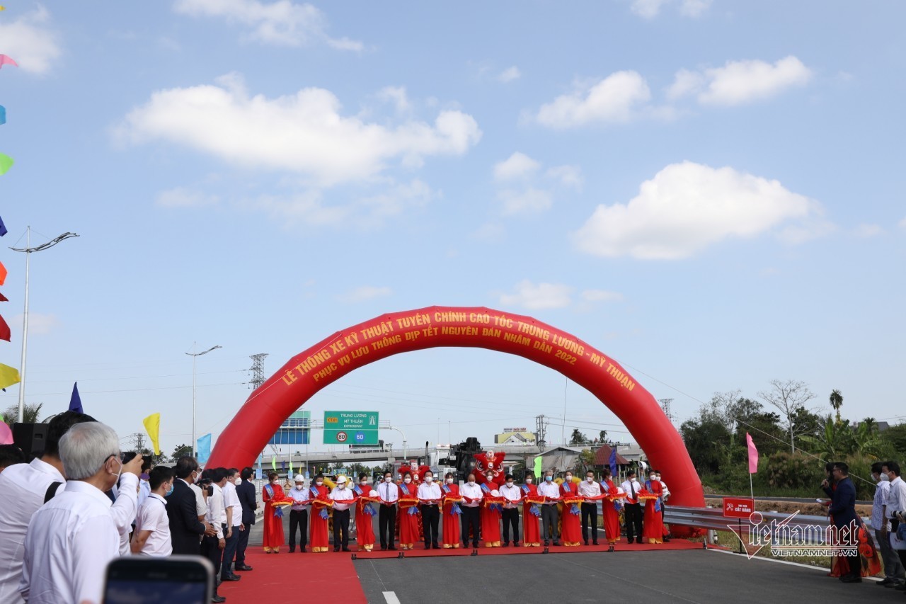 Chủ tịch nước cắt băng thông xe cao tốc Trung Lương - Mỹ Thuận